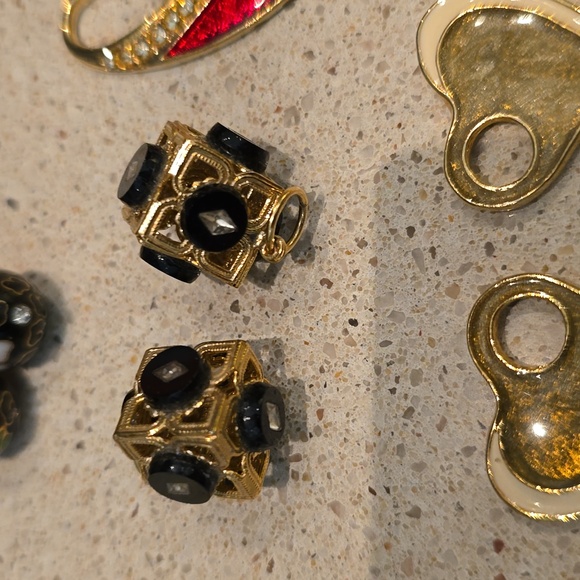 Lot of 10 "Hoop" Charms - Goldtone, Enamel, Beaded etc. - Picture 9 of 9